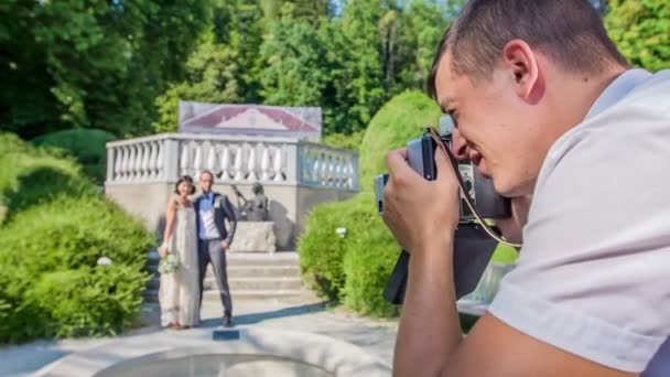 Dit Jonge Getrouwde Stel Maakt Hun Trouwfoto Bij Fontein — Stockvideo