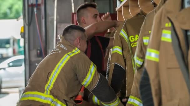 Domzale Eslovenia Julio 2018 Los Bomberos Están Preparando Están Poniendo — Vídeo de stock