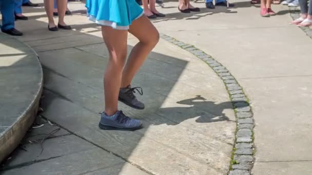 Молоді Мажорети Танцюють Під Час Виступу Натовп Спостерігає Ними Гарні — стокове відео