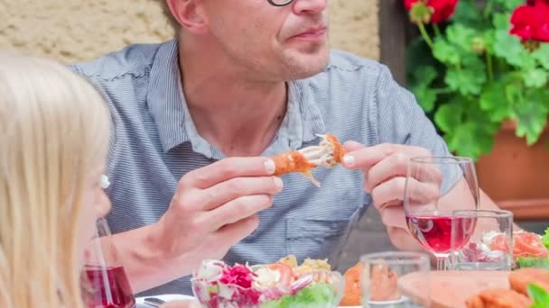 Babam Bir Parça Kızarmış Tavuk Bacağı Yiyor Masanın Karşısında Yemek — Stok video