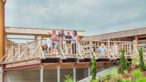 Esta Jovem Família Está Uma Varanda Grande Centro Equitação Eles — Vídeo de Stock