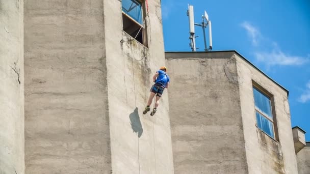 Bir Dağcı Neredeyse Binanın Tepesine Ulaştı Tepenin Altında Bir Pencere — Stok video