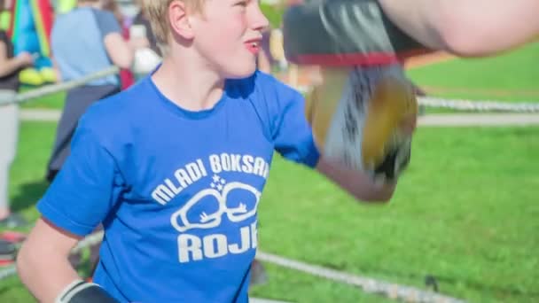 Domzale Slowenien Juni 2018 Ein Kleiner Junge Und Sein Trainer — Stockvideo
