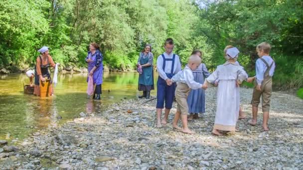 Deux Mondes Différents Les Femmes Âgées Les Jeunes Enfants Les — Video