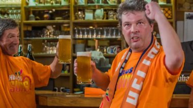 DOMZALE, SLOVENIA - 16. Temmuz 2018 Bir barda bir tezgahın yanında duran bazı destekçiler zaten biraz çakırkeyf.