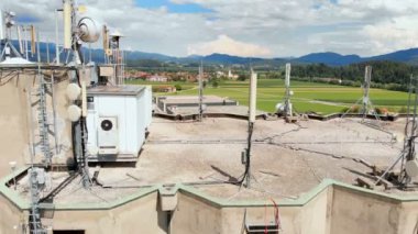 Bir binanın tepesinden manzara. Arka plandaki manzara çok güzel ve yaz mevsimindeyiz..