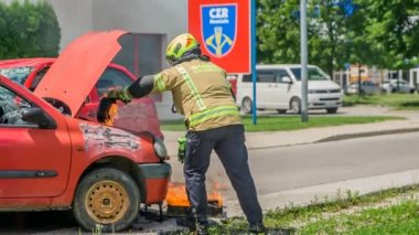 DOMZALE, SLOVENIA - 7. 2018 Temmuz 'unda itfaiyecilerden biri yangın çıkartıyor. Sonra da acil durum talimine başlayacaklar..