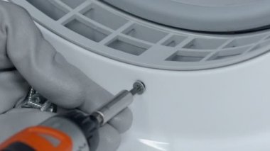 Servis merkezindeki çamaşır makinesinin yakın çekim görüntüleri.