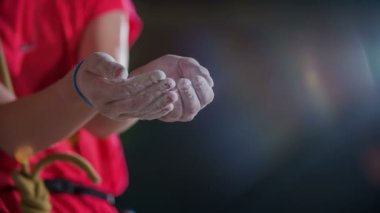 Bir çocuk elinde tebeşirle tırmanıyor. Okulda beden eğitimi var..