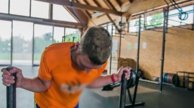 DOMZALE, SLOVENIA - 17. HAZİRAN 2018 Bu genç adam gerçekten çok çalışıyor ve çok yoruldu. Spor salonunda antrenman yapıyor..