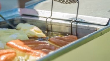 DOMZALE, SLOVENIA - 15. Haziran 2018 'de bir aşçı çörekleri çevirmeye çalışıyor ve bıçak kullanıyor. Çok lezzetli görünüyorlar..