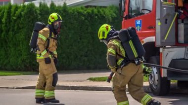 DOMZALE, SLOVENIA - 7. Temmuz 2018 İtfaiyeciler bir itfaiye operasyonu ile başlıyorlar. Çıkarma kıyafetleri giymişler..