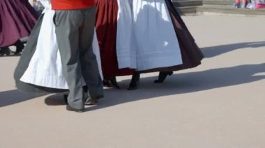 DOMZALE, SLOVENIA - 17. Haziran 2018 'de birkaç çift ulusal danslarda dans ediyor ve geleneksel kıyafetler giyiyorlar..