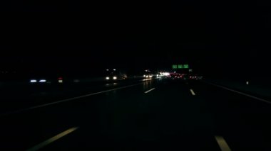 Otoyolda giden arabaların gece görüntüleri.