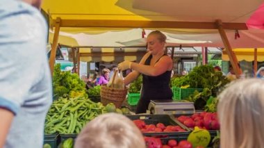 DOMZALE, SLOVENIA - 7 HAZİRAN 2018: İnsanlar pazardan taze çiftçi üretimi satın alıyorlar
