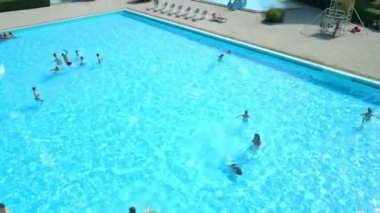 DOMZALE, SLOVENIA - 20. Haziran 2015 Çok güzel bir yaz günü. Gençler yüzüyorlar ve havuzda oyunlar oynuyorlar. Çok eğleniyorlar..