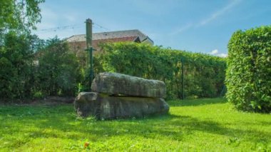 ZALEC / CELJE, SLOVENIA - 18. Slovenya 'nın Sempeter kentinde bir Roma mezarlığının ortasında farklı şekil ve boyutlarda anıtlar bulunuyor..