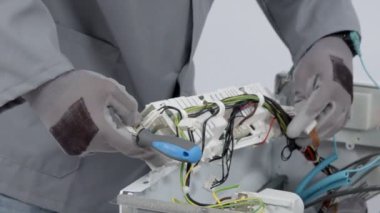 Servis merkezindeki çamaşır makinesinin yakın çekim görüntüleri.