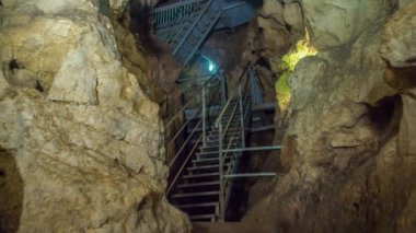 ZALEC / CELJE, SLOVENIA - 18. Çelikten yapılmış Mayıs 2017 merdivenleri bir mağarada ve mağaranın bir tarafından diğer tarafına daha kolay geçebiliyorlar..