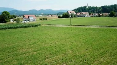 Güzel yeşil doğa ve kahverengi tarlaları görebiliyoruz. Hava güzel ve güneşli. Kocaman bir ova..