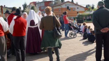 DOMZALE, SLOVENIA - 17. Haziran 2018 'de patenli kızlar sahneye çıkıyor. Seyirci gösterinin başlamasını bekliyor..