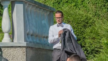 Damat parkta merdivenlerden iniyor..