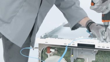 Servis merkezindeki çamaşır makinesinin yakın çekim görüntüleri.