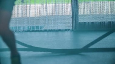 DOMZALE, SLOVENIA - 17. HAZİRAN 2018 İp hareket ediyor. Birisi üst vücut ve kollar için egzersiz yapıyor..