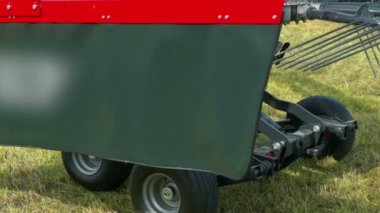 Makinenin alt kısmının 90 derece dönerek döndüğünü görebiliyoruz. Çimlerin ortasında duruyor..