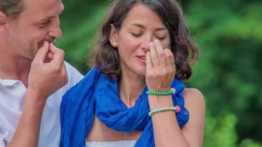 Bir çift anahtarı öper ve suya atarlar..