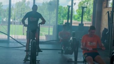 DOMZALE, SLOVENIA - 17. Spor salonundaki antrenman sırasında 2018 kişi. Yer büyük ve geniş..