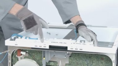 Servis merkezindeki çamaşır makinesinin yakın çekim görüntüleri.