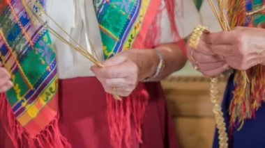 Bu son sınıftaki hanımlar buğday kulaklarından bir şeyler yapmada çok yetenekliler. Geleneksel halk kıyafetleri ve eşarpları da var..