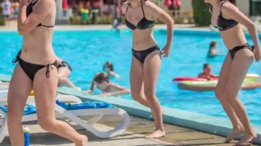 DOMZALE, SLOVENIA - 20. Haziran 2015 Kızlar bir yüzme havuzuna daha atlamak için sudan çıkıyorlar..