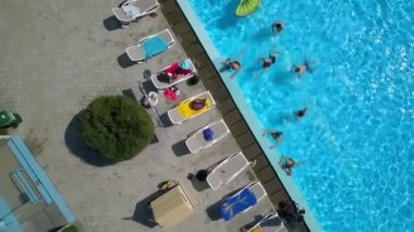 DOMZALE, SLOVENIA - 20. HAZİRAN 2015 Bütün yüzücüler havuzda yüzdükten sonra sudan çıkıyorlar..