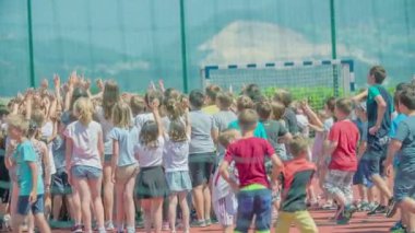 GRIZE, SLOVENIA - 10. Haziran 2017 'deki çocuklar spor tesislerinde birlikte oynadıkları için mutlular. Yaz zamanı..