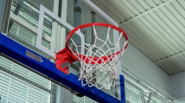Birisi fırlattığında top kenardan düşüyor. Öğrenciler okul bahçesinde basketbol oynamaktan zevk alıyorlar..