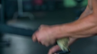 DOMZALE, SLOVENIA - 17. 2018 Temmuz 'unda bir adam spor salonunda çalışıyor ve ağır iplerle egzersiz yapıyor..