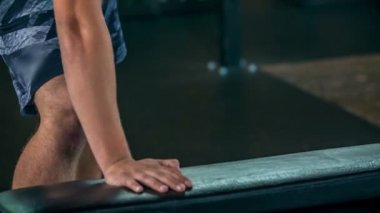 DOMZALE, SLOVENIA - 17. HAZİRAN 2018 Bu çalışma sırasında bir adam kolları üzerinde çalışıyor.