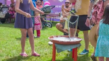 İnsanlar hasır şapka festivalinde eğleniyor.