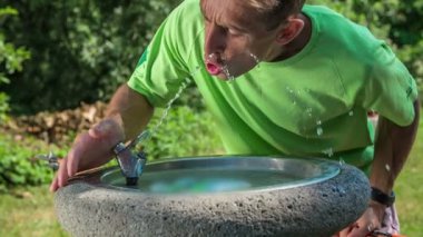 Olgun bir adamın doğa üzerinde yürüyüş direğiyle koşuşunun görüntüleri.