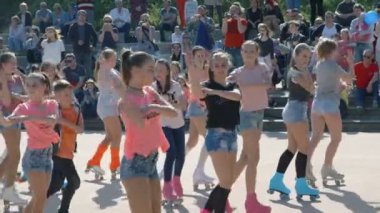 DOMZALE, SLOVENIA - 17. Haziran 2018 Kızlar dans ediyor ve paten kayarak eğleniyorlar. Seyirciler için gösteri yapıyorlar..