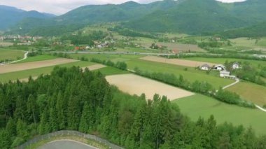Slovenya 'da güzel bir kırsal bölge. Hava güneşli ve sıcak. Bahar geldi..