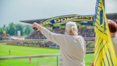 DOMZALE, SLOVENIA - 27. Mayıs 2018 Bu son sınıflar yerel futbol takımını destekliyorlar. Balkonda durup onlara tezahürat yapıyorlar..