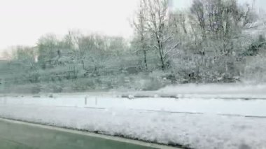 Soğuk kış gününde otoyolda araba sürerken pov görüntüleri