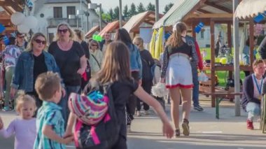 DOMZALE, SLOVENIA - 17. Haziran 2018 'de küçük çocuklu bir çok aile festivale katılıyor ve etrafta dolanıp iyi vakit geçiriyorlar..