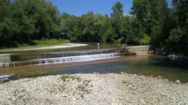 Güneşli bir günde küçük şelalenin hava görüntüleri