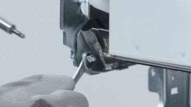 Servis merkezindeki çamaşır makinesinin yakın çekim görüntüleri.