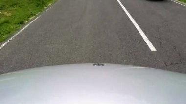 Güvenli bir sürüş merkezinde bir araba gerçekten çok hızlı gidiyor. Yakın plan çekim. Bazı bölgelerde yol kaygan ve ıslak..