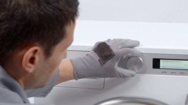 Servis merkezindeki çamaşır makinesinin yakın çekim görüntüleri.